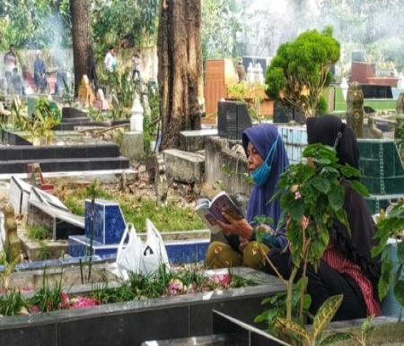 Peziarah ramai kunjungi pemakaman di Pekanbaru jelang memasuki bulan suci Ramadan (foto/ist)